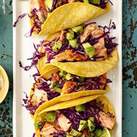 Lachs-Tacos mit grober Guacamole